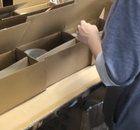 出荷・梱包作業の様子